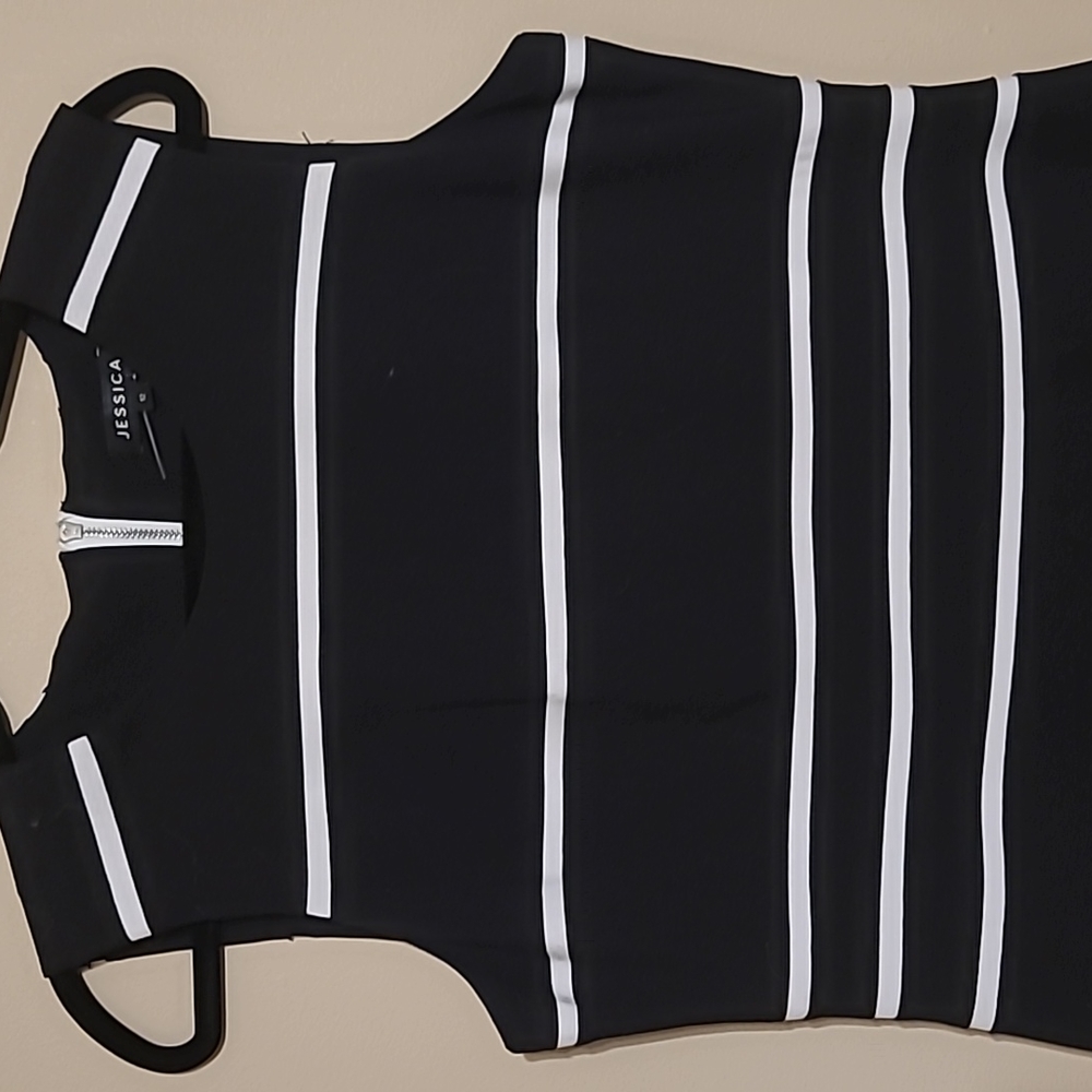 Full length back zipper Black/white dress
